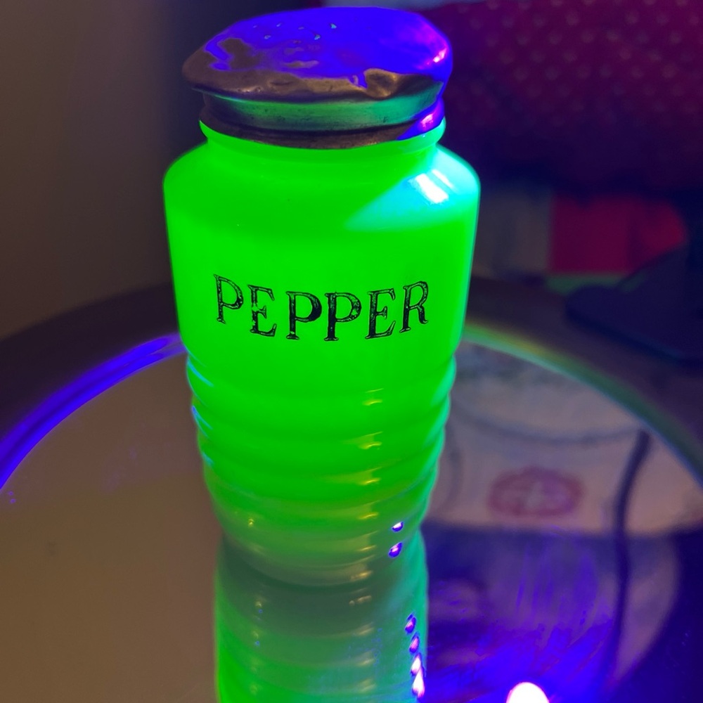 Vintage Jeanette Jadeite Uranium Green Glass Beehive Ribbed Pepper Shaker
